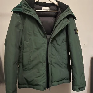 Stone island jacka  - Säljer denna otroligt snygga jacka från stone island. Perfekt nu till vintern, andvänd fåtal gånger