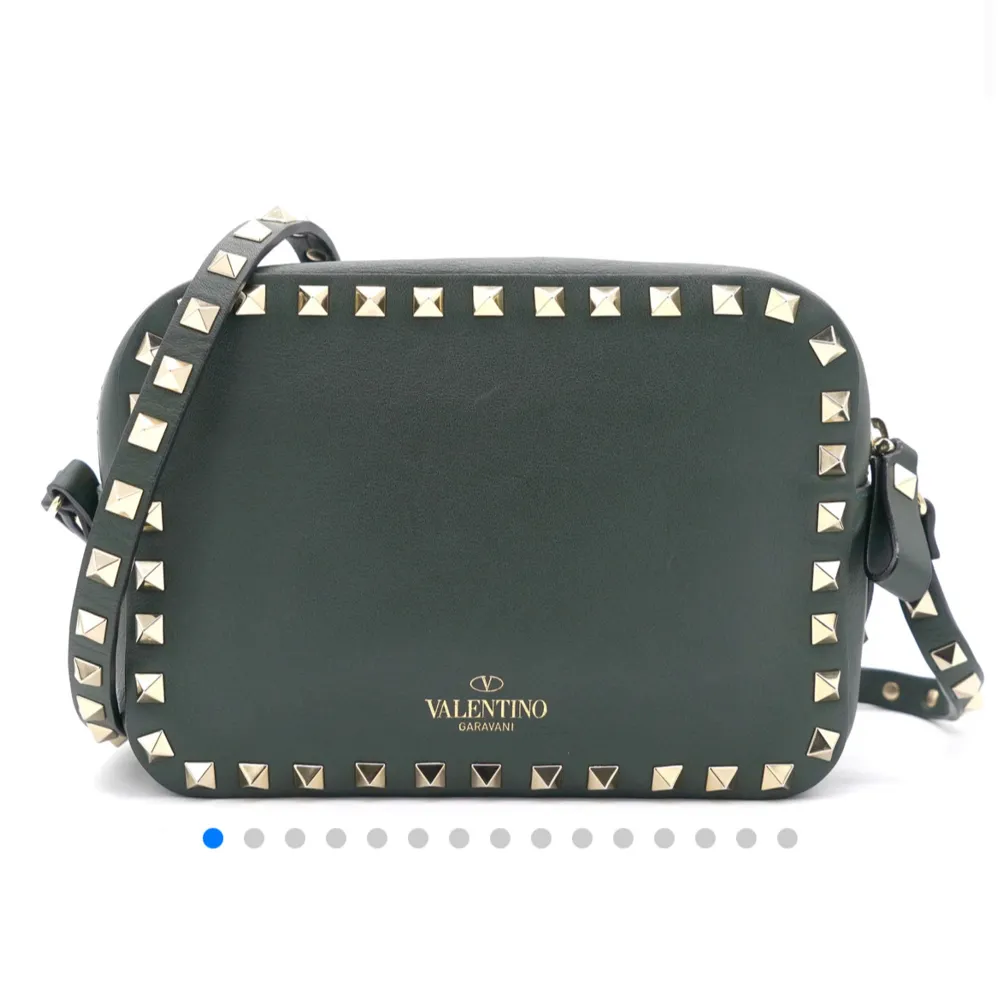 Sjukt unik Valentino Rockstud Camerabag i Olive green (mörkgrön) med dustbag!! Nypris 13000kr💞Verkligen favorit i garderoben men måste rensa väskor😢 skriv för fler bilder, priset går att diskutera!!! möts upp i Stockholm eller postar. Väskor.