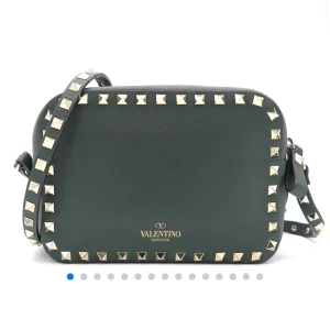 Valentino camerabag❤️‍🔥 - Sjukt unik Valentino Rockstud Camerabag i Olive green (mörkgrön) med dustbag!! Nypris 13000kr💞Verkligen favorit i garderoben men måste rensa väskor😢 skriv för fler bilder, priset går att diskutera!!! möts upp i Stockholm eller postar