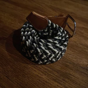 Flätat bälte - Väldigt bra skick. Har aldrig använt. Fick det i present men har redan ett som är typ likadant så säljer de. Väldigt bra pris med tanke på nypriset. Ställ gärna frågor.