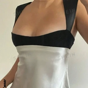 Populära toppen Shein - Säljer denna populära toppen från shein helt oanvänd! Skriv vid frågor annars köp direkt! 