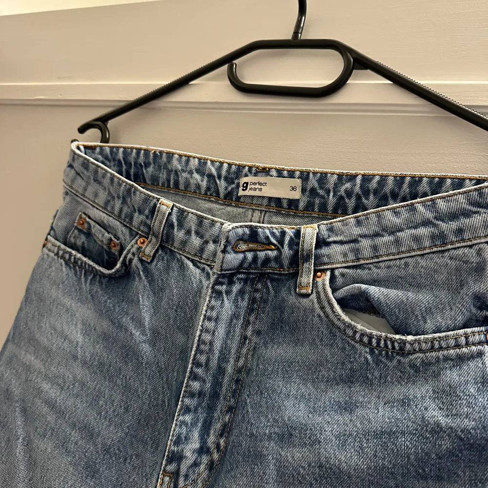 Säljer ett par snygga blå jeans från Gina Tricot i storlek 36. De har en klassisk femficksdesign och är högmidjade för en bekväm passform. Perfekta för både vardag och fest!. Jeans & Byxor.