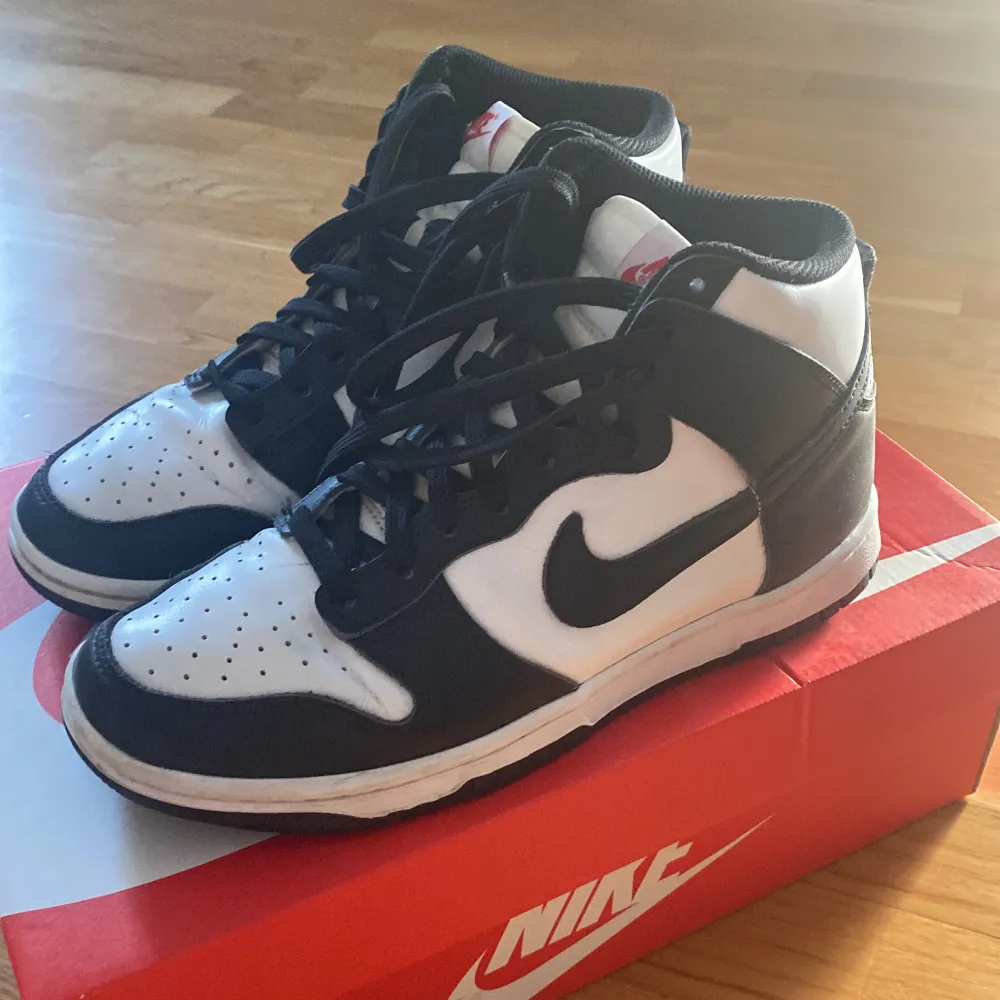 Nike Dunk High, stlk 39. De är i bra skick, använda endast en kort period. Liten skada på insida vänster sko, se bild.. Skor.