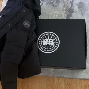 Canada Goose MacMillan Parka Black Label - Säljer en stilren Canada Goose MacMillan Parka Black Label i toppskick. Perfekt för kalla dagar. Storlek: M. Nypris online: 14600kr. Det är bara att skriva ifall ni vill ha bild på kvittot! Frakt erbjuds.