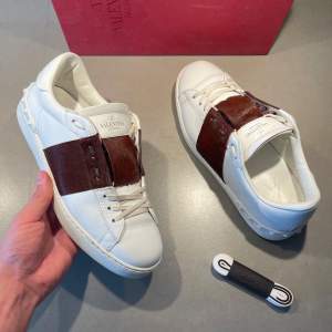 ‼️VI TAR EJ BYTEN‼️ Valentino open sneaker | Skick: 9/10 | Storlek 39,5 fits 40 | box, skopåse & kort ingår | Fraktar inom 24H efter köp på köparens bekostnad 📦💨 | Hör av dig vid minsta fråga eller fundering 💭 