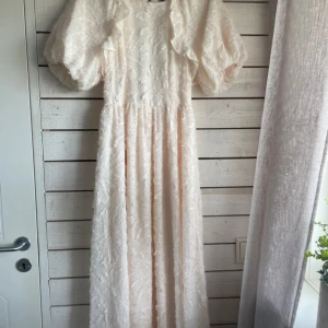Somrig vit midiklänning H&M - Jättefin vit klänning som endast är använd 1 gång. Kommer inte till användning så därför säljer jag den. Man knyter den intygen, se bild. Jag är 169 cm och har vanligtvis storlek s/m så även om den är i storlek xs så passar den mig toppen!