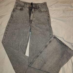 gråa baggy/wide leg jeans från H&M men köpta här på plick! Fint skick men har inte Användts av mig eftersom det var för stora! Storlek 34, innerbenslängd 79, midja 34 från sida till sida 💗