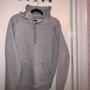 Grå hoodie från Bik Bok - Säljer en supermysig grå hoodie från Bik Bok i storlek XS. Jättefint skick!