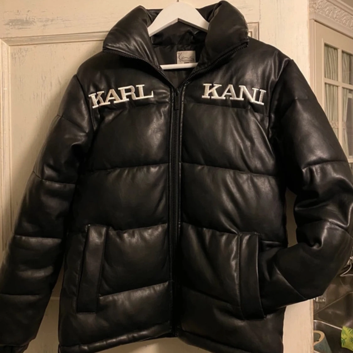 Svart pufferjacka från Karl Kani - 90