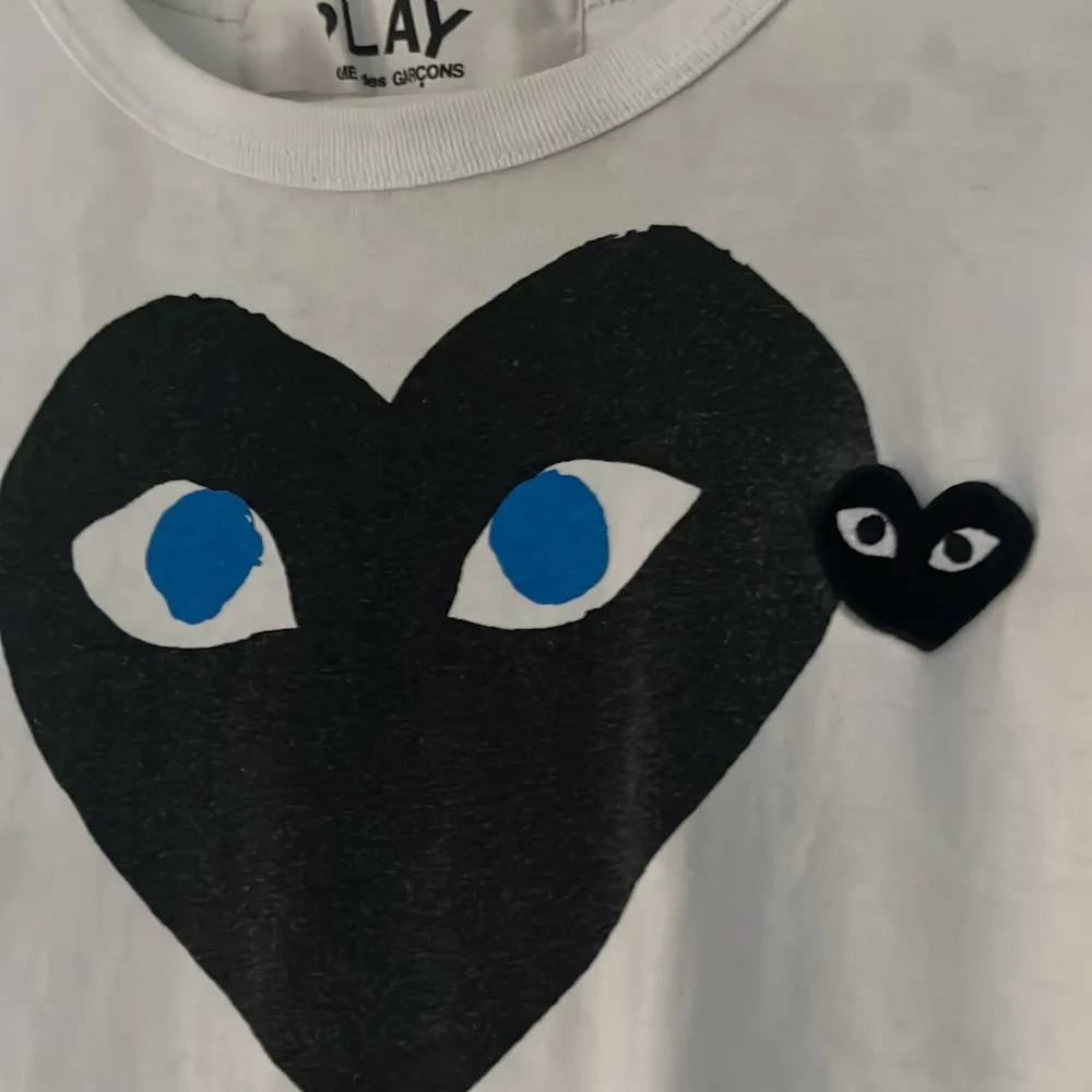 Tja! Säljer nu denna riktigt snygga cdg T-shirt (Storlek S) finns täcken på användning men allmänt gott skick, vid frågor är det bara att höra av sig. T-shirts.