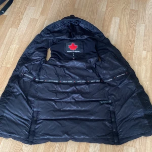 Lång Zavetti Canada väst  - Säljer en lång Zavetti Canada väst,  storlek XS, längre än vanlig väst, bra kvalitet,  inga tecken på använd, extra knappar är med  Original pris 800kr kan diskutera pris  