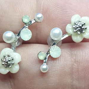 Söta örhängen med stift  - Örhängen i silver, med stift/plopp. Ligger längs med endel av örat. ✨️✨️✨️Titta igenom alla mina upplagda och köp fler saker i bundle för att spara på frakten och få allt du köpt i ett och samma paket✨️✨️✨️