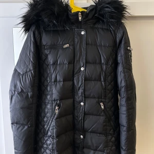 Vinterjacka  - Vinterjacka Rock and blue. Storlek 38. Längd: går till mitten av låret på mig och jag är 1,65. Två dragkedjefickor, två stora innefickor. Lite trasig i inna uterfickan annars är den hel. Fraktkostnaden står du för. 