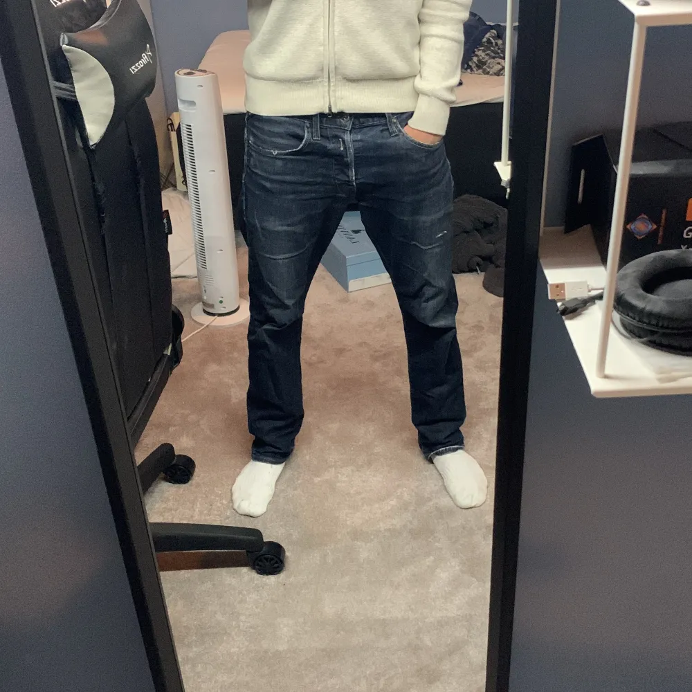 Säljer dessa feta replay jeans Skick 8/10 Storlek w32 l32  Skulle säga att de sitter lite tightare än regular fit . Jeans & Byxor.