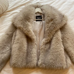 Pälsjacka zara - Superfin🩷