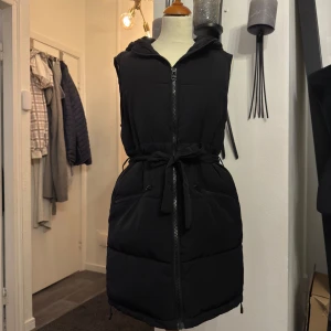 Väst - Använd men i bra skick, overzied och passar även dig som bär storlek 36.