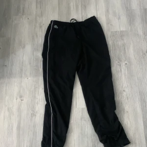 Lacoste byxor  - Tja säljer mina Lacoste byxor pga har bytt stil och är inte riktigt min typ, köpte dom för 1499 kr. Dom e 10 av 10 och har inga skador 