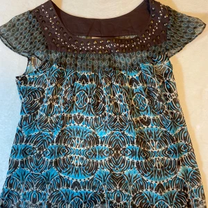 Topp från 2000 talet - En vintage mönstrad topp med paljetter och pärlor runt halsen i storlek S/M. 