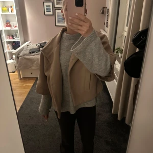 Trekvartsärmad jacka  - Så snygg trekvartsärmad jacka, passar storlek S. Köpt secondhand men mycket bra skick