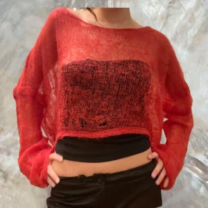 Röd stickad - Jättehäftig röd stickad jumper i mohairgarn! Går att styla på så myckdt coola sätt💋❣️En favorit! 