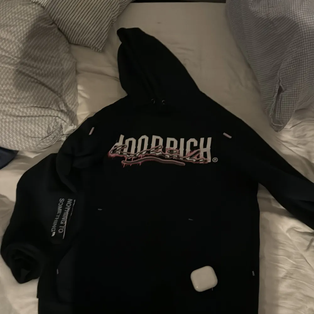 Hoodrich hoodie i mörkblå. I princip nyskick. Väljer att sälja för att det inte längre är min stil . Hoodies.