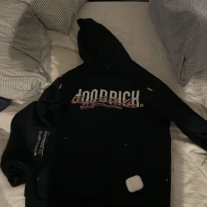 Hoodrich hoodie mörkblå  - Hoodrich hoodie i mörkblå. I princip nyskick. Väljer att sälja för att det inte längre är min stil 