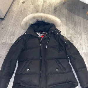 Moose knuckles jacka (ÄKTA) - En äkta moose knuckles jacka som är i hyfsat bra skick, den är sparsamt använd. Ni ser på de sista bilderna de ända orsakerna som man inte lägger märke till, annars är den jättefräsch och i bra skick ny. Pris kan diskuteras vid snabbaffär 
