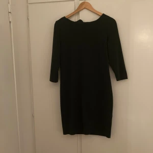 Klänning - Jätte fin klänning från Vila, säljer då den inte används längre finns inga defekter och hör av er om ni vill ha flera bilder.