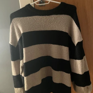 Stickad tröja - Storlek L. Skönt material använd få gånger.