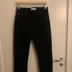 Fina högmidjade jeans i modellen Slim Cut från & Other Stories. Använda en gång, är i nyskick. Färg: Svart. Storlek: 28/30. 