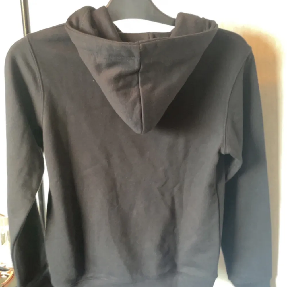 Svart cdg play hoodie storlek S. Hoodies.