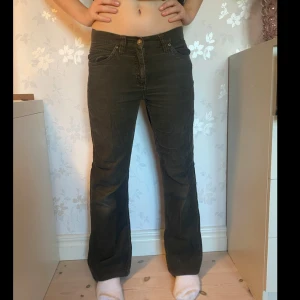 gröna manchester byxor - coola mörkgröna byxor i manchester i bootcut. jag är 167cm. inga skador. skriv gärna för mer info, mått eller pris.