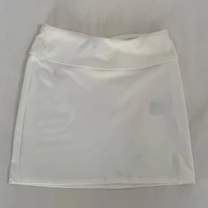 Vit kjol - Vit tight kjol från h&m. Säljes då den är för lite och blir genomskinlig på mig.