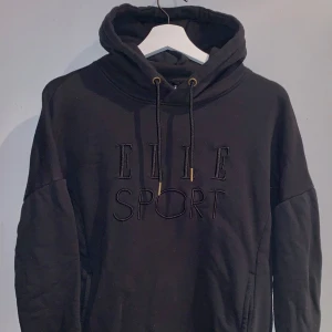 Elle sport hoodie  - Svart hoodie från Elle sport storlek XS men passar även större storlekar.  