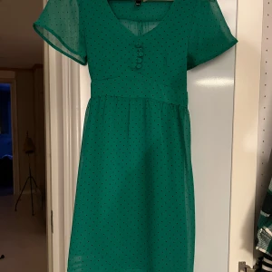 Grön klänning  - Har ett hål på ryggen i sömen som går att laga men jag har bara inte orkat, det är en över klänning och en under klänning, under klänningen är också samma grön och de hörihop 