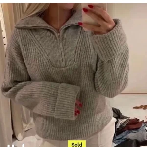 Grå stickad tröja - Säljer denna grå stickad tröja från bik bok med zip, jätteskön men säljer pga har för mycket kläder😬❤️