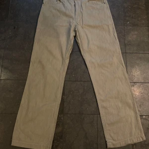 Beige byxor med normal passform - Säljer ett par snygga beige byxor i normal passform. De har en klassisk stil med raka ben och är perfekta för hösten