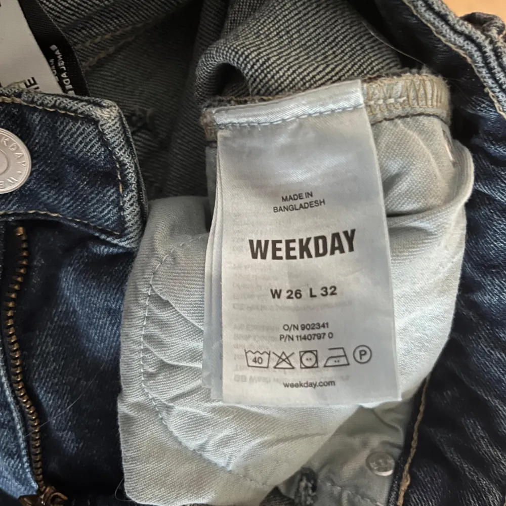 Snygga bocut jeans från weekday köpta för 800kr säljer för 699kr. Andvända 1-3 gånger. Bra skick inga konstigheter.. Jeans & Byxor.