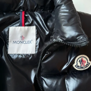 Moncler väst - Snygg och i bra skick! Äkta! Kan skicka fler bilder vid intresse🥰