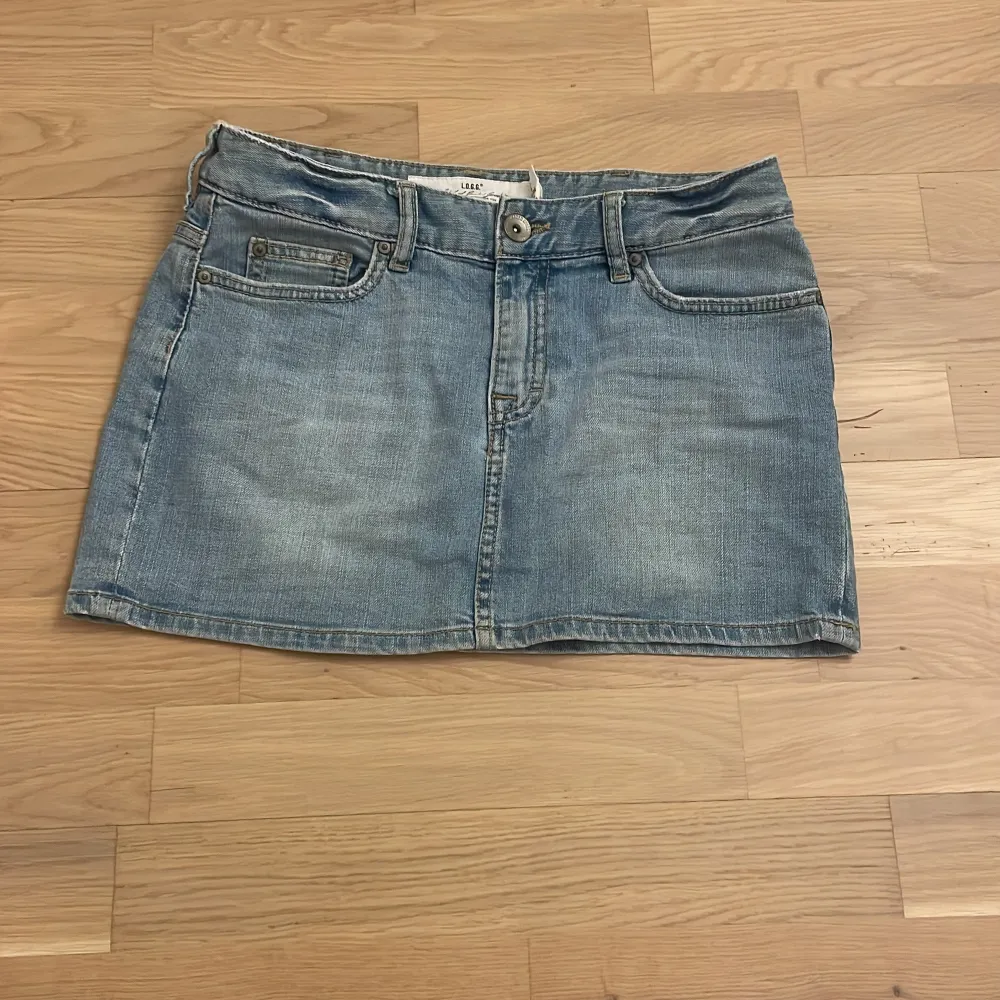 En snygg jeanskjol från h&m i en ljusblå färg. Modellen är ganska kort(mini skirt). Mycket fint skick, nästan oandvänd!😊. Kjolar.