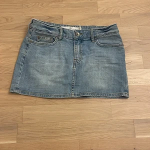 Jeans kol kort modell/mini skirt - En snygg jeanskjol från h&m i en ljusblå färg. Modellen är ganska kort(mini skirt). Mycket fint skick, nästan oandvänd!😊