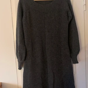 Stickad klänning 80% ull zara  - En varm snygg stickad klänning 80% ull. Lite insvängd i midjan