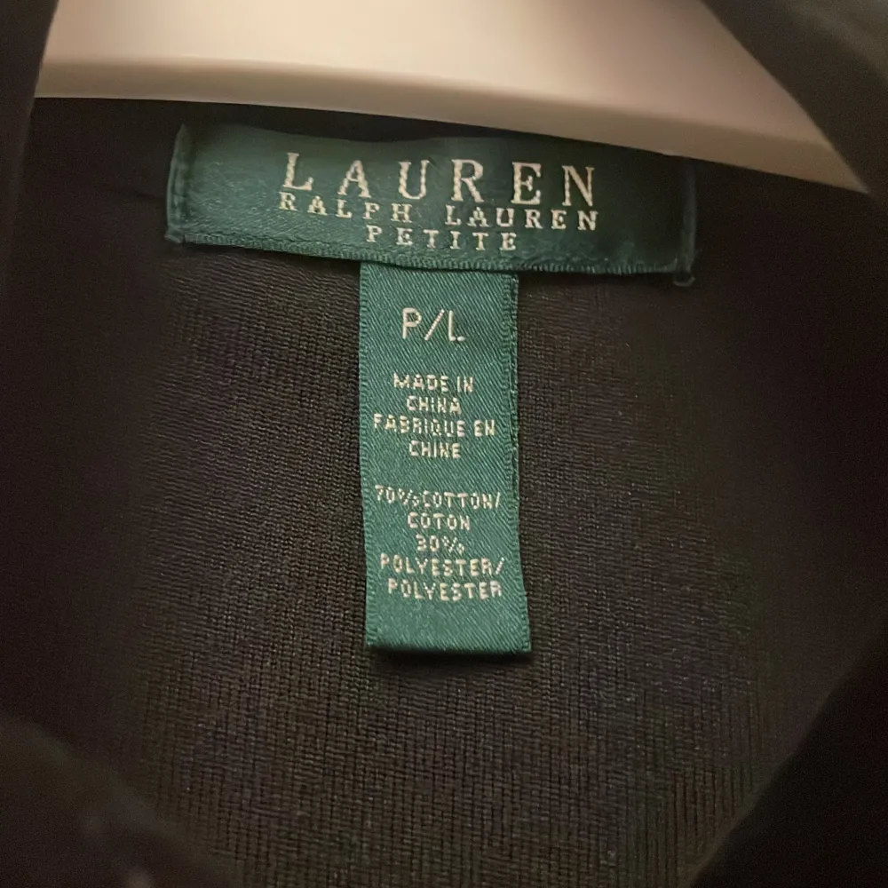 Säljer en snygg svart jacka från Lauren Ralph Lauren. Den har en dragkedja framtill och två fickor med knappar. bekväm och stilren. Perfekt för höst och vår! Storlek L men passar M . Tröjor & Koftor.