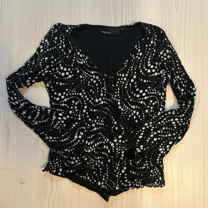 Vintage Kappahl topp - Vintage Kappahl topp från 2000 talet, ganska nopprig vilket säkert går att lösa för annars i bra skick✨