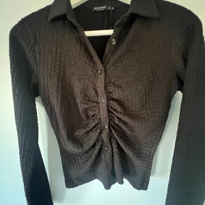 Tajt sjorta  - En rajd skjorta fårn stradevarius. Son ny använts få tal gånger. 