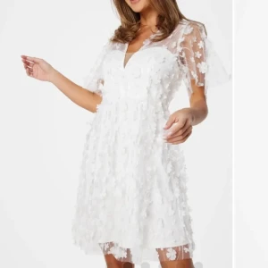 Klänning  - Jättefin klänning perfekt till studenten! Nypris 999kr, helt oanvänd endast testad alla lappar kvar