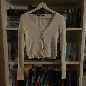 Kofta - Så fin lite kortare kofta från Gina tricot som inte kommer till användning. Koftan är endast testad & aldrig använd!🤍