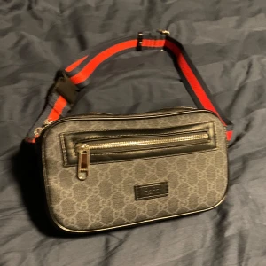 Gucci messenger bag bra skick - Gucci väska i ny skicka topp kavlitet knappt andvänd sälja väldigt billigt