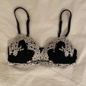 Intimissimi BH - Intimissimi bh i modellen Tiziana i väldigt fint skick. Säljer då den inte kommer till användning. Storlek 75B. Köpt för 619kr 💕