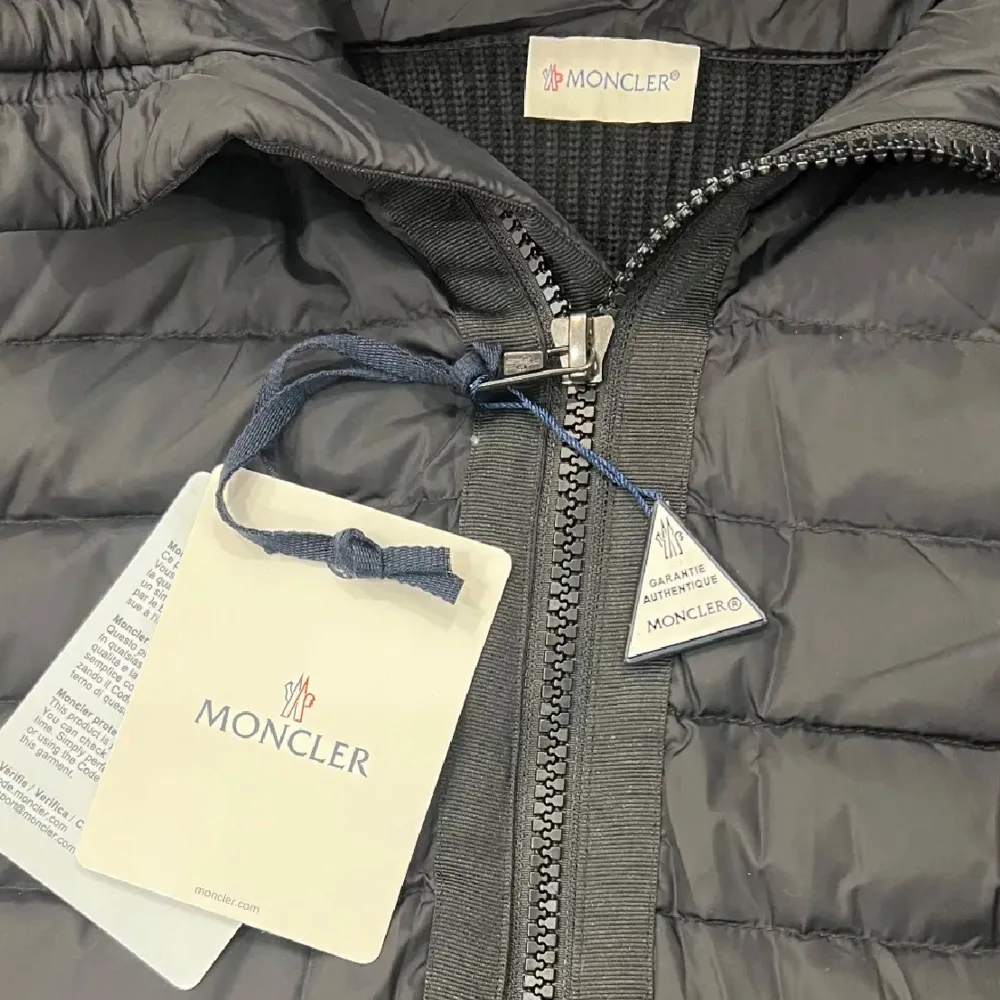 Moncler cardigan i nyskick inga fel med den. Tillkommer med tags, påse, moncler lappar, qr kod och Nfc scan! Hör gärna av dig för fler frågor😊. Jackor.